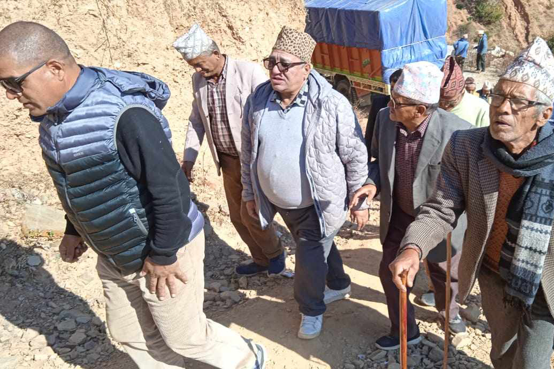 सुदूरपश्चिमका कानुन मन्त्री भट्ट गृह जिल्ला बैतडीमा सडक अनुगमन गर्दै 